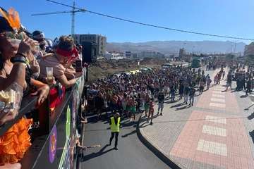 Una marea humana 'canta' al Carnaval por las calles de Telde/TA, Jesús Ruiz Mesa, Francisco Javier Santana, Antonio Alí y C7..